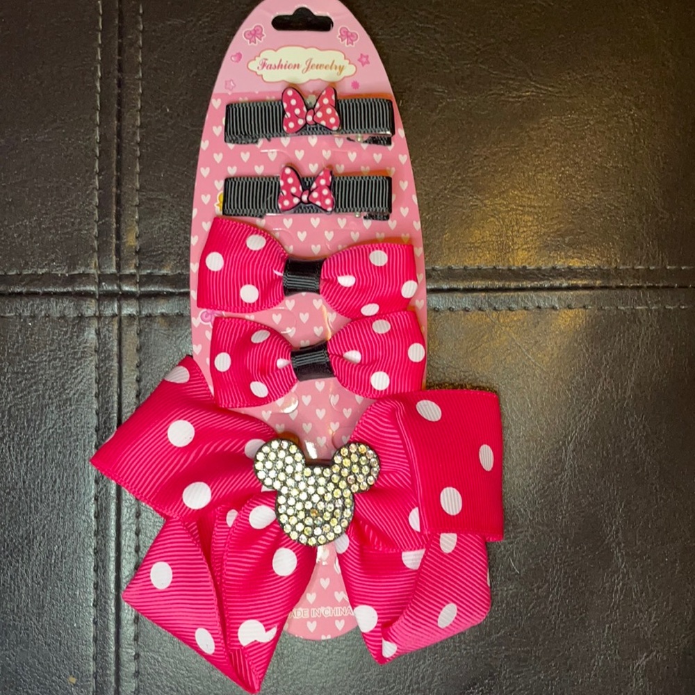 Girls bow decor hair